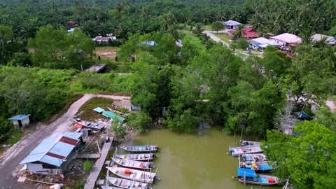 A river with  boats floating on it Vidéo 318266402