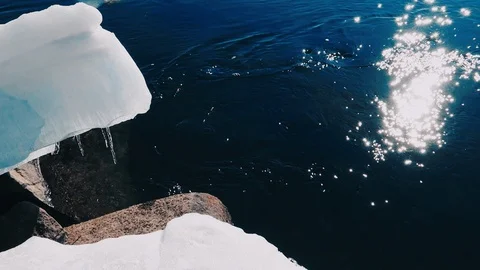 The river broke from the ice 库存影片 105441163