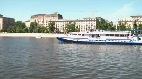 River Bus Floats 2 스톡 동영상 5746745