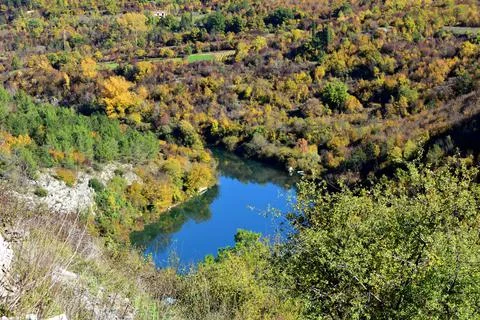 River canyon under the white clouds and beautiful sky Foto stock
