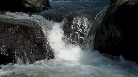 River cascade with clear, fast flowing water between large rocks Vídeo Stock 292664833