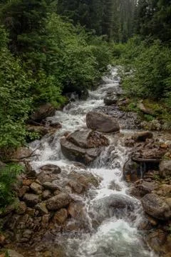 River Cascading Down Rocky Mountainside Foto stock