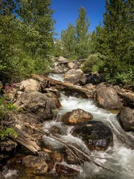 River Cascading Down Rocky Mountainside Foto stock