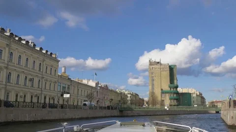 River in the city Vídeo Stock 75510662