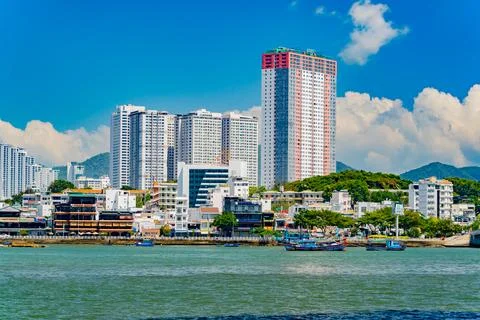 The river is in the city. 库存照片