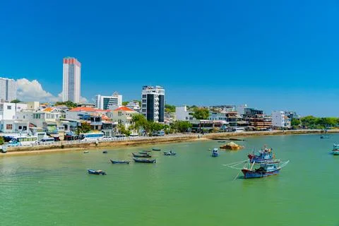 The river is in the city. Foto stock