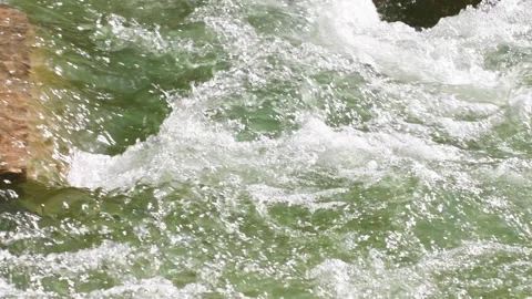 River - Close-up of turbulent water splashes and waves Vídeo Stock 257534901