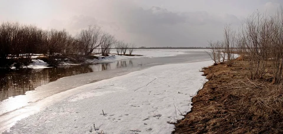 River covered by ice Foto stock