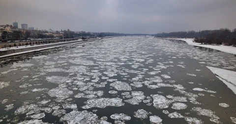 River covered in ice, Vistula River in Winter. Vídeos de archivo 86636234