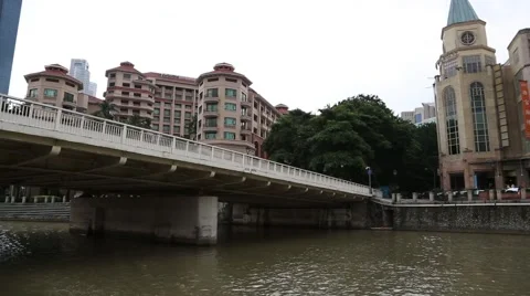 River cruise on the Singapore River on a boat Vídeo Stock 49110853