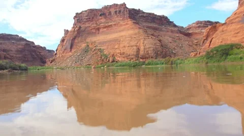 River current and red rocks low Vídeos de archivo 56902581
