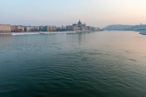 The river Danube on a cold winter day with the Hungarian Parliament building  Stock-Fotos