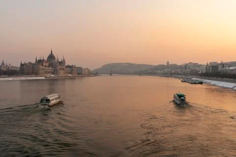 The river Danube on a cold winter day with the Hungarian Parliament building  Foto stock
