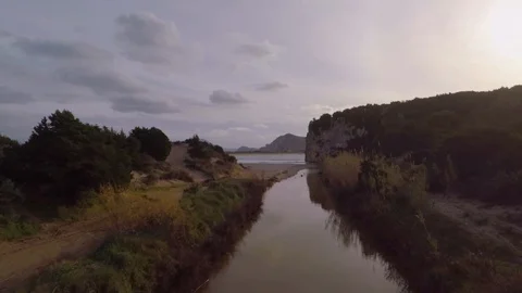 River debouches in bay 스톡 동영상 105749570