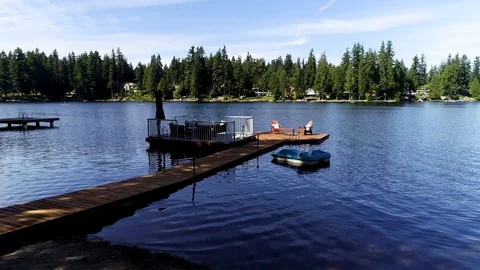 River Deck Stockbeeldmateriaal 114564037