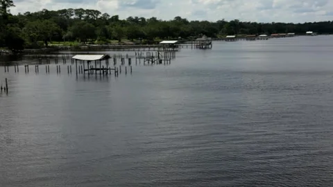 River docks with blue skies Vídeo Stock 244090316