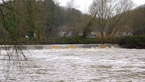 River Don full to capacity, before Storm Darragh Stock Footage 321474989