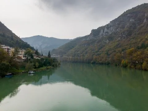 The river Drina flows between the high mountains near the town of Visegrad Foto stock