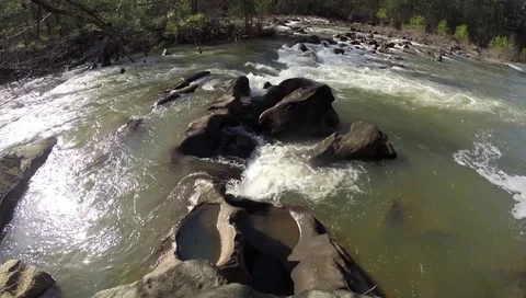 River during the daytime Видео 73125156
