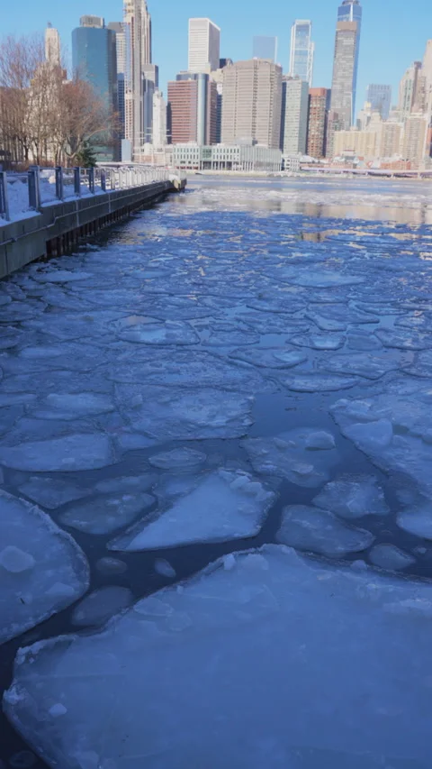 River edge beside the Fulton Ferry Landing is partially frozen at Brooklyn Vídeo Stock 336820719
