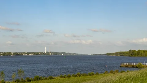 River Elbe at dusk time lapse, zoom out Видео 108507410