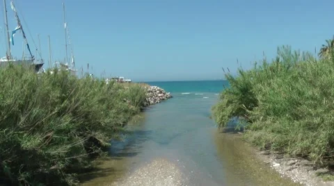 River ends in the sea. Vídeos de archivo 50606477