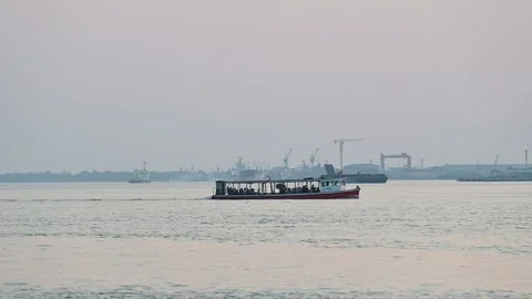 River ferry moves past Samut Prakan shipyard Vidéo 339865995