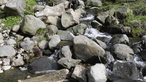 River finding its way thru rocks Stockbeeldmateriaal 88808792