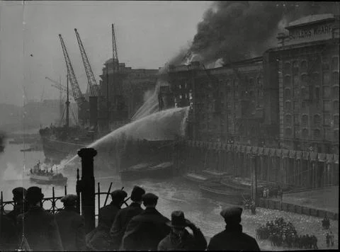 A River Fire Float Helping To Fight The Great Blaze Which Started In A Wharf In  Stock Photos