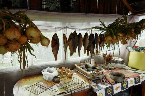 River fish dried on ropes. Foto stock