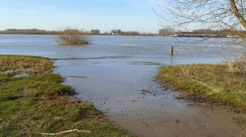 River flooding tide to high tide 動画素材 48507681