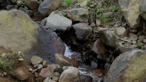 The river flow is decreasing due to the dry season 库存影片 280379069