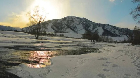 River flow. Glitter in the sunset. The cold winter in the mountains Stock Footage 82951498