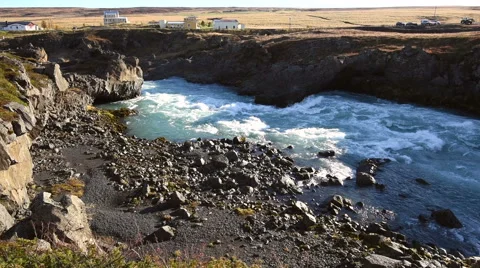 River flow with houses in background 库存影片 68540283