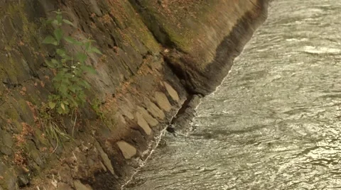 River Flowing along Wall Vidéo 53232731