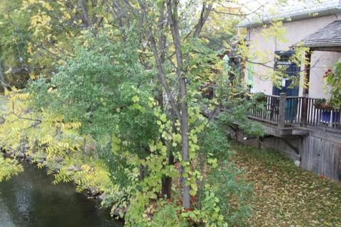 River flowing in back of homes Stock Photos