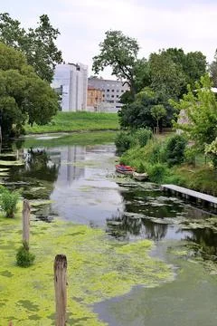 River flowing in the city Foto stock