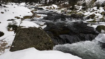 River flowing in cold landscape Video stock 86117060