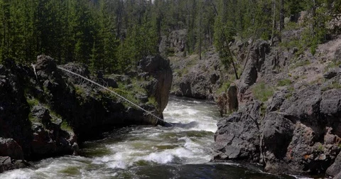 River flowing downhill through a canyon 4k 24fps Vídeo Stock 78886802