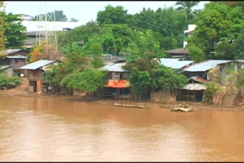 River Flowing In Front Of Poor Riverbank Homes 스톡 동영상 516381