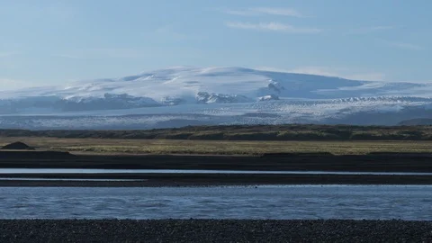 River flowing in front of snowy mountain Video stock 91291038