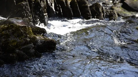 River flowing over rocks down into white water, dark water, rapids Vidéo 91654775