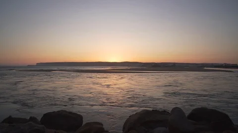 River flowing into the sea during the sunset in the coast of Cadiz, Spain. Vidéo 115395078