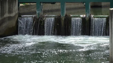 River flowing into small decorative artefact waterfall at park.   Vídeos de archivo 99640537