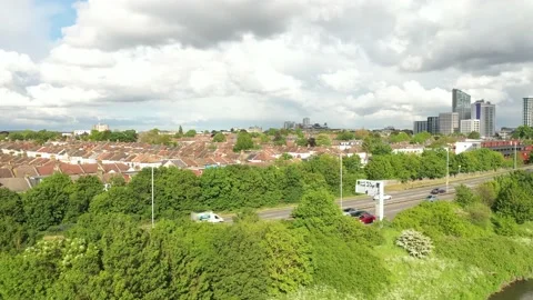 River flowing through park with golf course, busy road and urban neighbourhood Stock-Footage 156706561