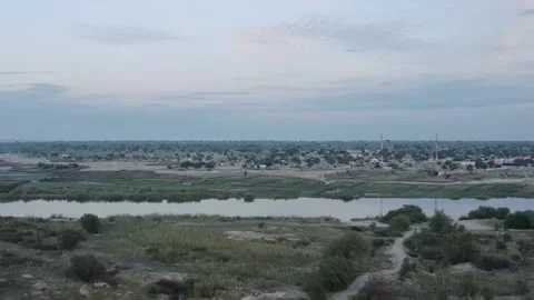 River flowing through small African town Видео 347658368