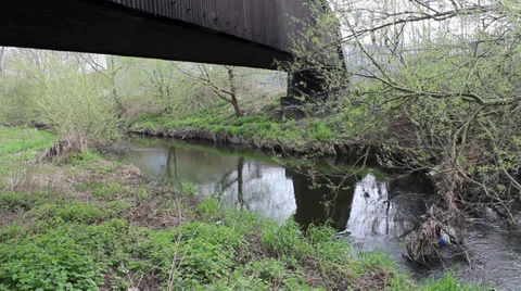 River flowing under bridge 库存影片 34615613