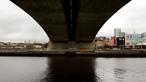 River flowing under a highway bridge 動画素材 171799214
