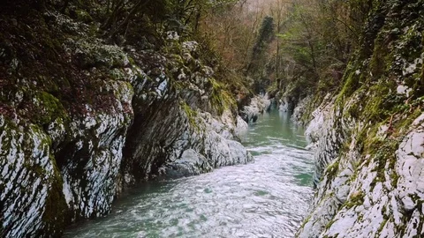 River flows among high rocks in autumn day. water noise Vidéo 84735156
