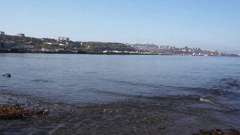 The river flows into the Bay Vídeo Stock 107408407